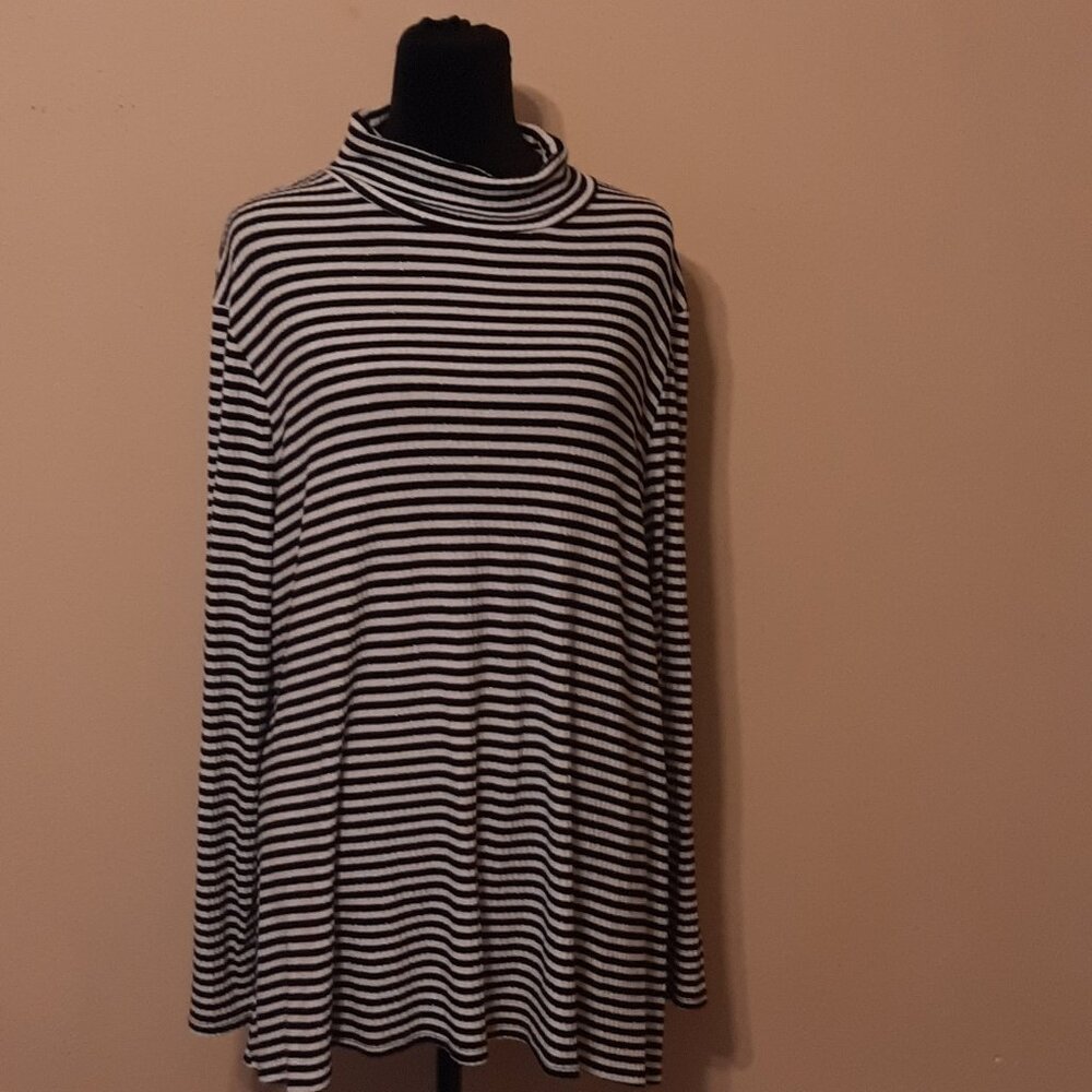 Black & White Striped Turtleneck – Size XXL (20)